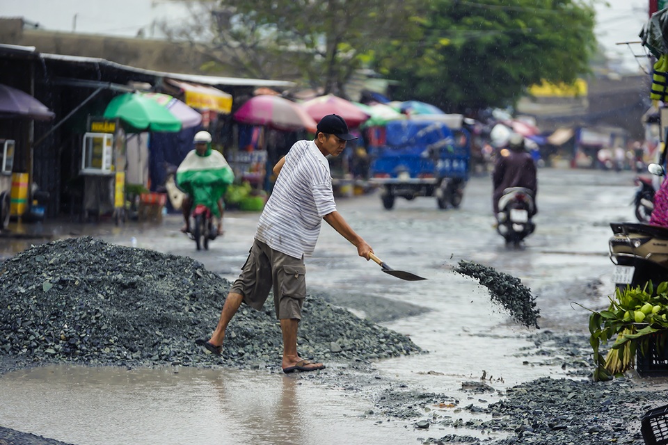Sửa chữa tạm con đường “đau khổ” tại TP.HCM sau loạt bài phản ánh của Dân trí! - 13 Sửa chữa tạm con đường “đau khổ” tại TP.HCM sau loạt bài phản ánh của Dân trí! - 13
