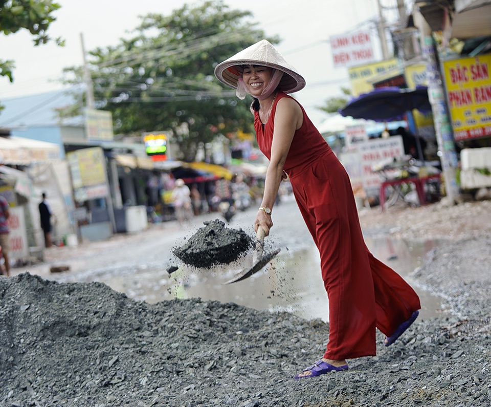 Sửa chữa tạm con đường “đau khổ” tại TP.HCM sau loạt bài phản ánh của Dân trí! - 14 Sửa chữa tạm con đường “đau khổ” tại TP.HCM sau loạt bài phản ánh của Dân trí! - 14