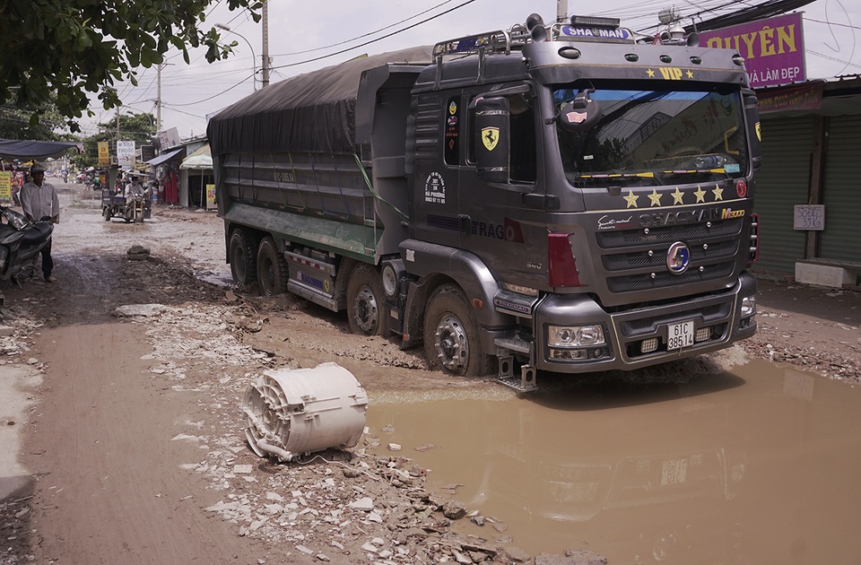 Sửa chữa tạm con đường “đau khổ” tại TP.HCM sau loạt bài phản ánh của Dân trí! - 2 Sửa chữa tạm con đường “đau khổ” tại TP.HCM sau loạt bài phản ánh của Dân trí! - 2