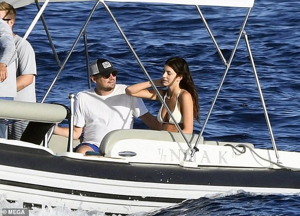Leonardo DiCaprio và bạn gái tình tứ trên du thuyền - 2