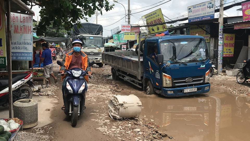 Sửa chữa tạm con đường “đau khổ” tại TP.HCM sau loạt bài phản ánh của Dân trí! - 3 Sửa chữa tạm con đường “đau khổ” tại TP.HCM sau loạt bài phản ánh của Dân trí! - 3