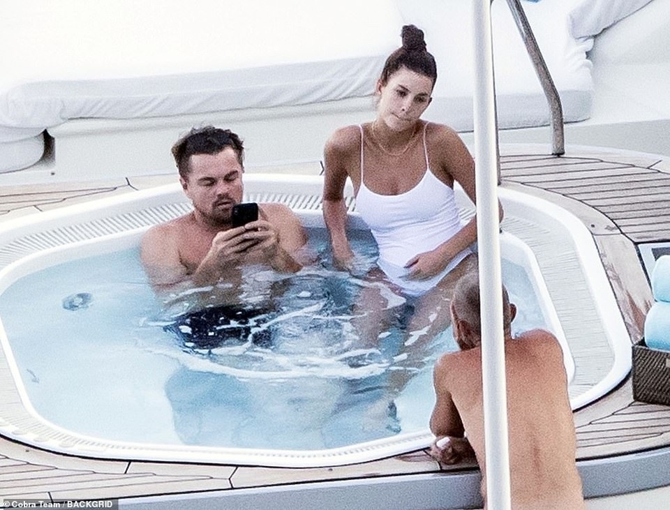 Leonardo DiCaprio và bạn gái tình tứ trên du thuyền - 7