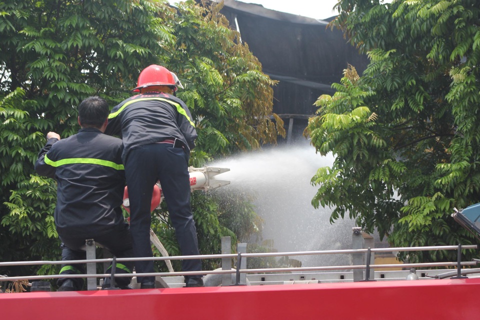 Hiện trường kho xưởng bị cháy gần trung tâm thương mại Aeon Mall Long Biên - 7 Hiện trường kho xưởng bị cháy gần trung tâm thương mại Aeon Mall Long Biên - 7