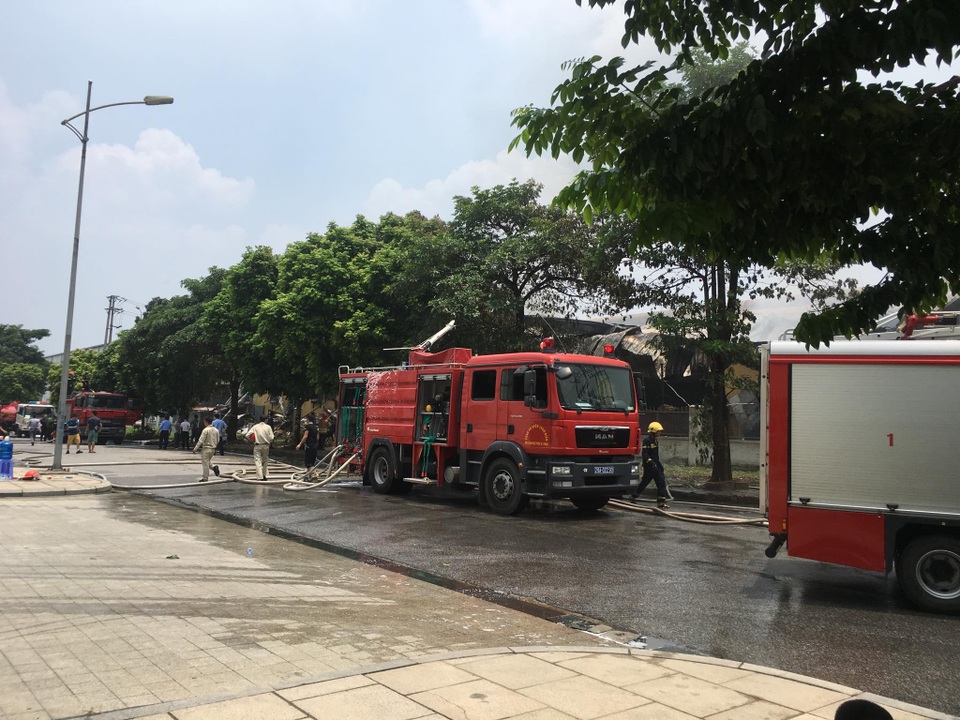 Hiện trường kho xưởng bị cháy gần trung tâm thương mại Aeon Mall Long Biên - 4 Hiện trường kho xưởng bị cháy gần trung tâm thương mại Aeon Mall Long Biên - 4