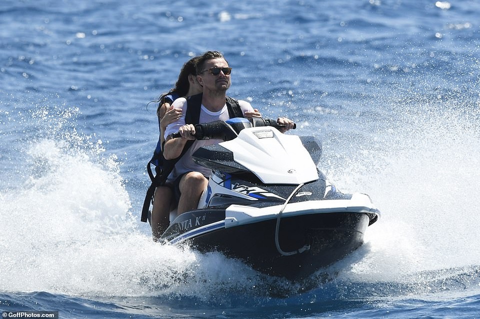 Leonardo DiCaprio lộ bụng phệ bên bạn gái kém 22 tuổi - 13 Leonardo DiCaprio lộ bụng phệ bên bạn gái kém 22 tuổi - 13