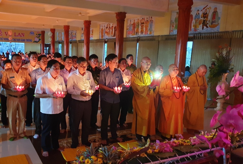 Cầu siêu cho các nạn nhân tử vong vì tai nạn giao thông - 1 Cầu siêu cho các nạn nhân tử vong vì tai nạn giao thông - 1