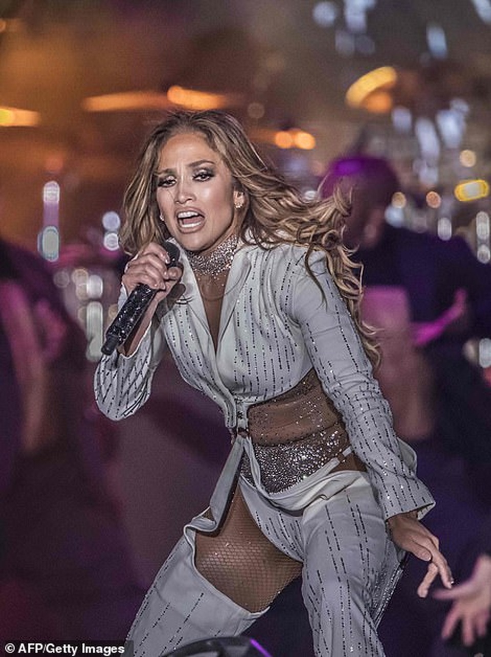 Jennifer Lopez đốt cháy sân khấu với vũ điệu và trang phục bốc lửa - 10 Jennifer Lopez đốt cháy sân khấu với vũ điệu và trang phục bốc lửa - 10