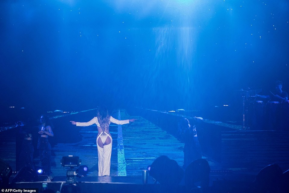 Jennifer Lopez đốt cháy sân khấu với vũ điệu và trang phục bốc lửa - 11 Jennifer Lopez đốt cháy sân khấu với vũ điệu và trang phục bốc lửa - 11