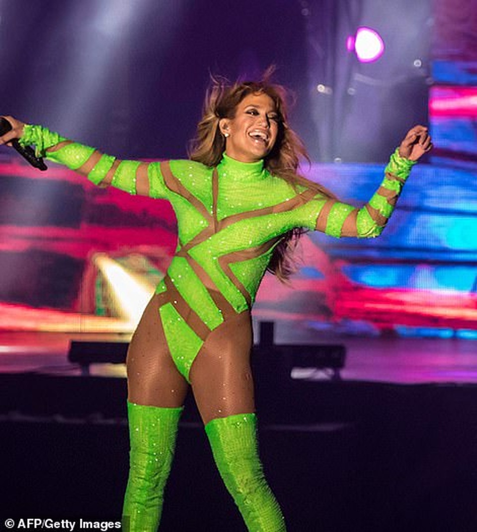 Jennifer Lopez đốt cháy sân khấu với vũ điệu và trang phục bốc lửa - 13 Jennifer Lopez đốt cháy sân khấu với vũ điệu và trang phục bốc lửa - 13