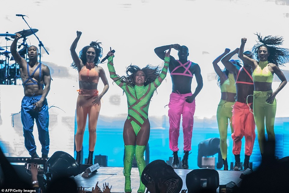 Jennifer Lopez đốt cháy sân khấu với vũ điệu và trang phục bốc lửa - 14 Jennifer Lopez đốt cháy sân khấu với vũ điệu và trang phục bốc lửa - 14