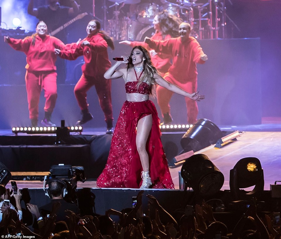 Jennifer Lopez đốt cháy sân khấu với vũ điệu và trang phục bốc lửa - 16 Jennifer Lopez đốt cháy sân khấu với vũ điệu và trang phục bốc lửa - 16