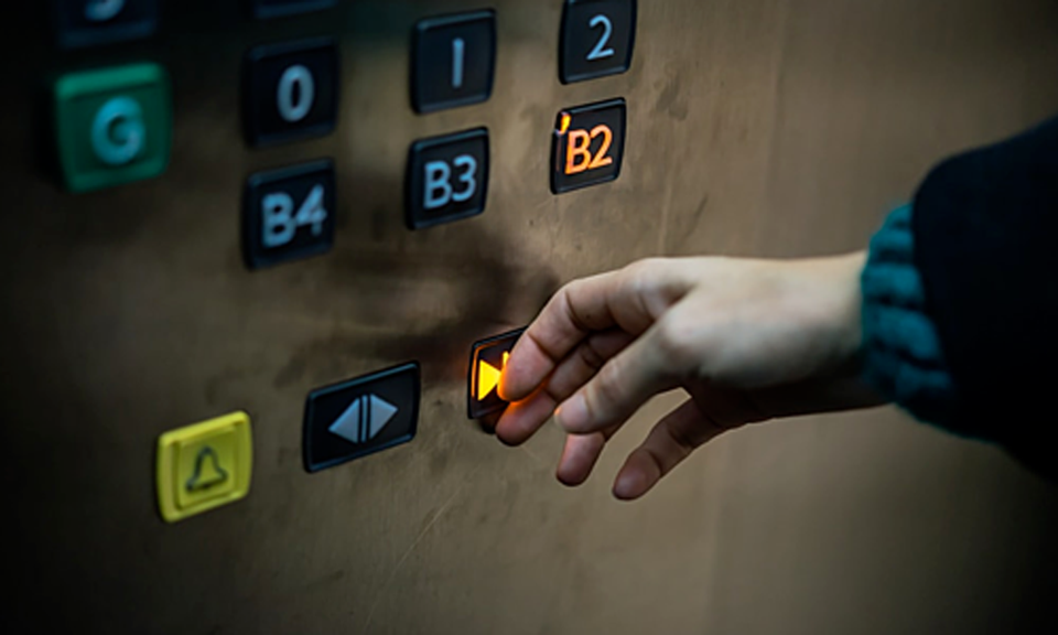 Nút đóng thang máy chỉ để làm... cảnh, cú lừa cả triệu người - 1 Nút đóng thang máy chỉ để làm... cảnh, cú lừa cả triệu người - 1