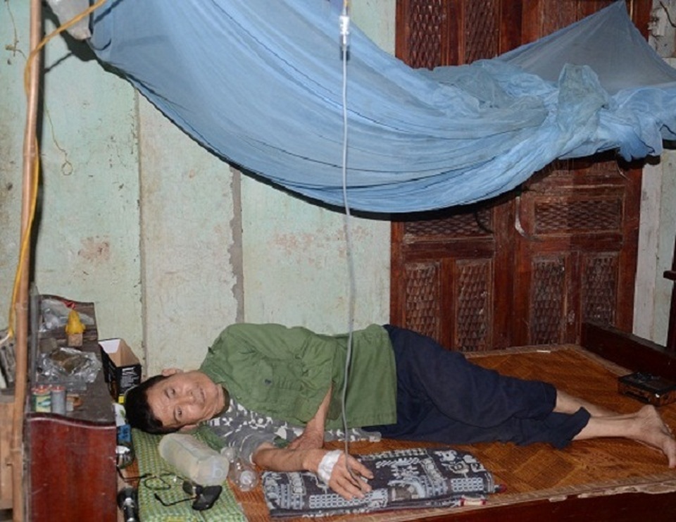 Người cựu binh ung thư khốn khổ nuôi con trai tâm thần và mẹ già 90 tuổi - 1 Người cựu binh ung thư khốn khổ nuôi con trai tâm thần và mẹ già 90 tuổi - 1