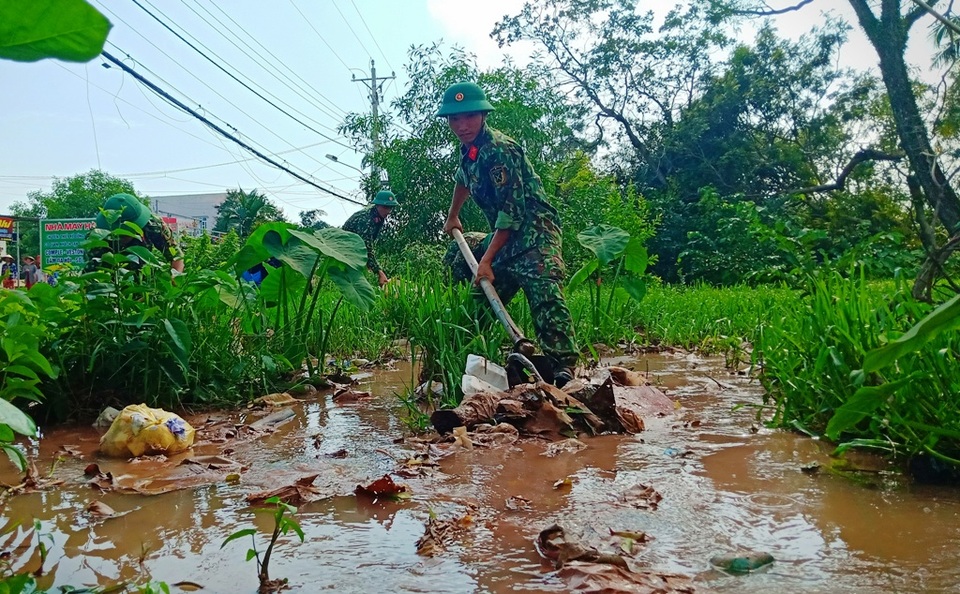 Bộ đội ra quân dọn cống rãnh, khơi thông dòng chảy ở Phú Quốc - 10