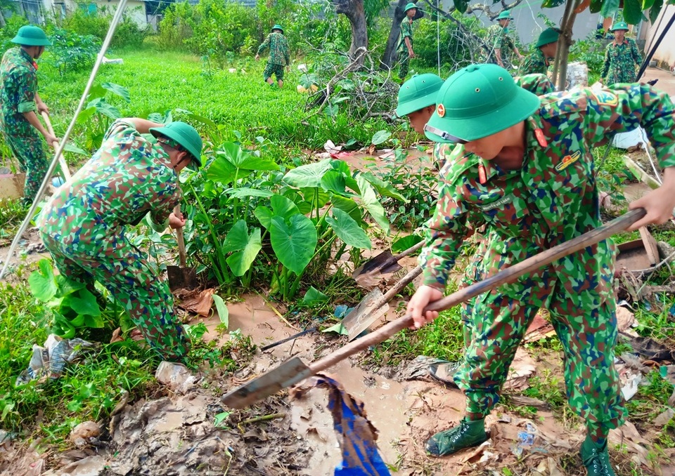 Bộ đội ra quân dọn cống rãnh, khơi thông dòng chảy ở Phú Quốc - 12
