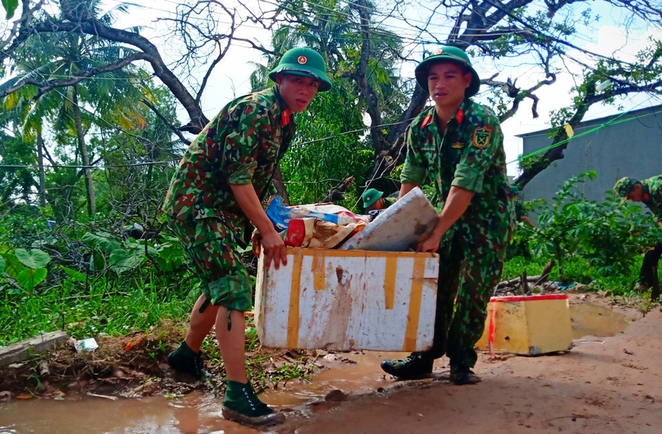 Bộ đội ra quân dọn cống rãnh, khơi thông dòng chảy ở Phú Quốc - 14