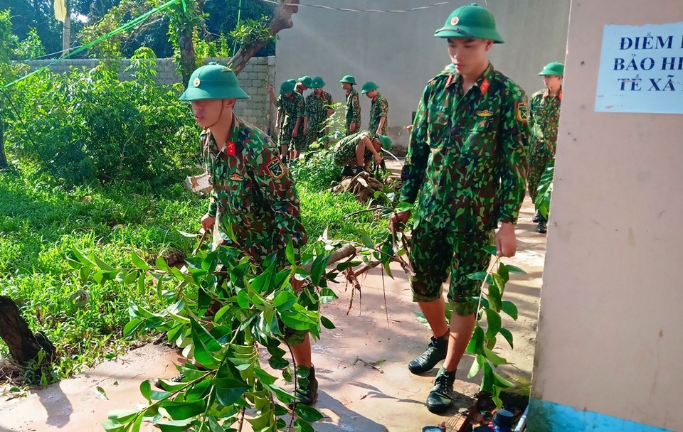 Bộ đội ra quân dọn cống rãnh, khơi thông dòng chảy ở Phú Quốc - 13