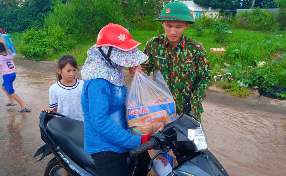 Bộ đội ra quân dọn cống rãnh, khơi thông dòng chảy ở Phú Quốc - 7
