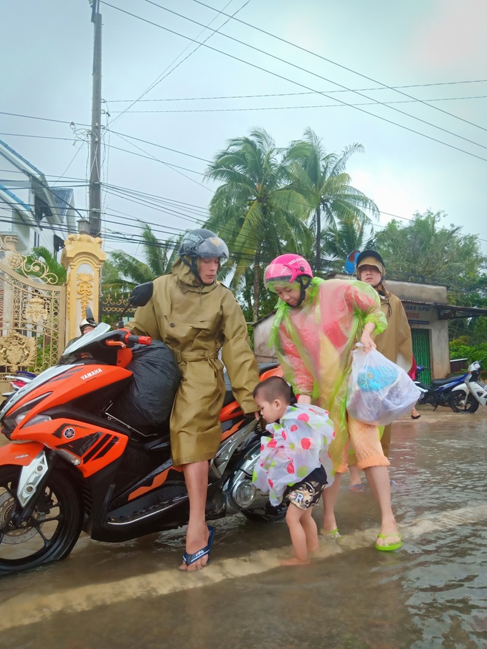 Nhìn lại 10 ngày đảo ngọc Phú Quốc quay cuồng trong trận lũ lụt chưa từng có - 11 Nhìn lại 10 ngày đảo ngọc Phú Quốc quay cuồng trong trận lũ lụt chưa từng có - 11