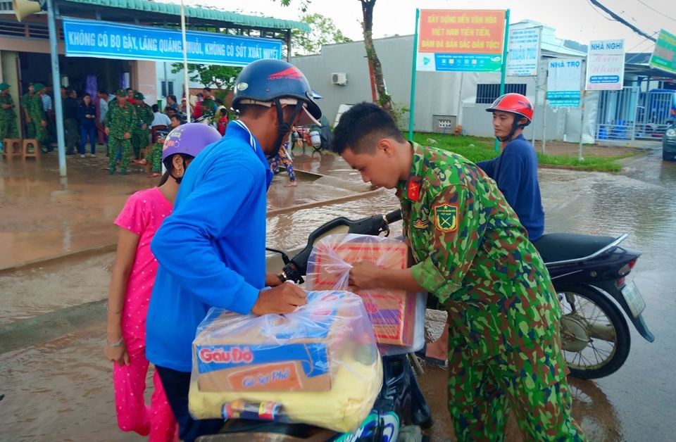 Bộ đội ra quân dọn cống rãnh, khơi thông dòng chảy ở Phú Quốc - 6