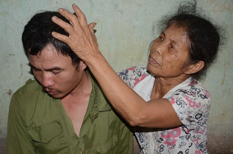 Người cựu binh ung thư khốn khổ nuôi con trai tâm thần và mẹ già 90 tuổi - 10 Người cựu binh ung thư khốn khổ nuôi con trai tâm thần và mẹ già 90 tuổi - 10