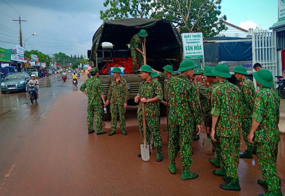 Bộ đội ra quân dọn cống rãnh, khơi thông dòng chảy ở Phú Quốc - 8