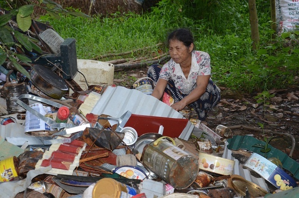 Người cựu binh ung thư khốn khổ nuôi con trai tâm thần và mẹ già 90 tuổi - 12 Người cựu binh ung thư khốn khổ nuôi con trai tâm thần và mẹ già 90 tuổi - 12