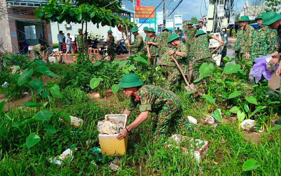 Bộ đội ra quân dọn cống rãnh, khơi thông dòng chảy ở Phú Quốc - 9