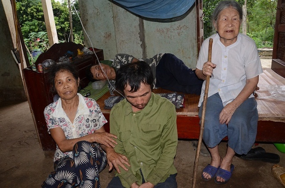 Người cựu binh ung thư khốn khổ nuôi con trai tâm thần và mẹ già 90 tuổi - 13 Người cựu binh ung thư khốn khổ nuôi con trai tâm thần và mẹ già 90 tuổi - 13