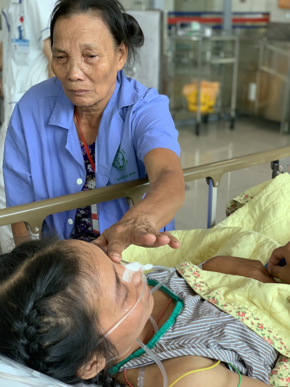 Người đàn bà lam lũ nhập viện khẩn cấp: Xin hãy cứu giúp cho em được về với con! - 5 Người đàn bà lam lũ nhập viện khẩn cấp: Xin hãy cứu giúp cho em được về với con! - 5