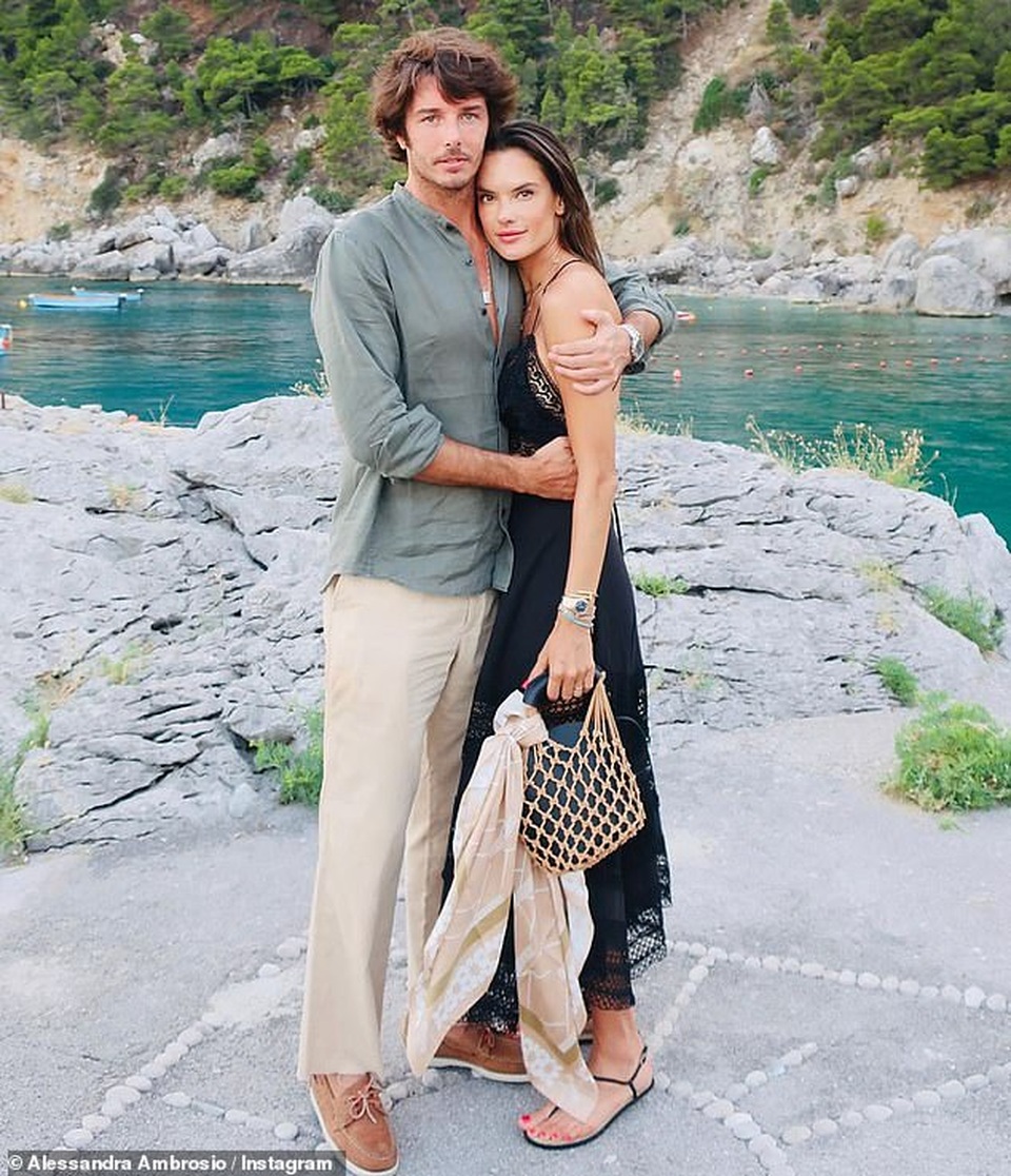 Alessandra Ambrosio diện loạt áo tắm bốc lửa - 7