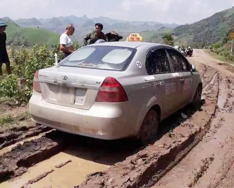 Bắt 3 đối tượng người nước ngoài nghi giết lái xe cướp taxi - 2 Bắt 3 đối tượng người nước ngoài nghi giết lái xe cướp taxi - 2