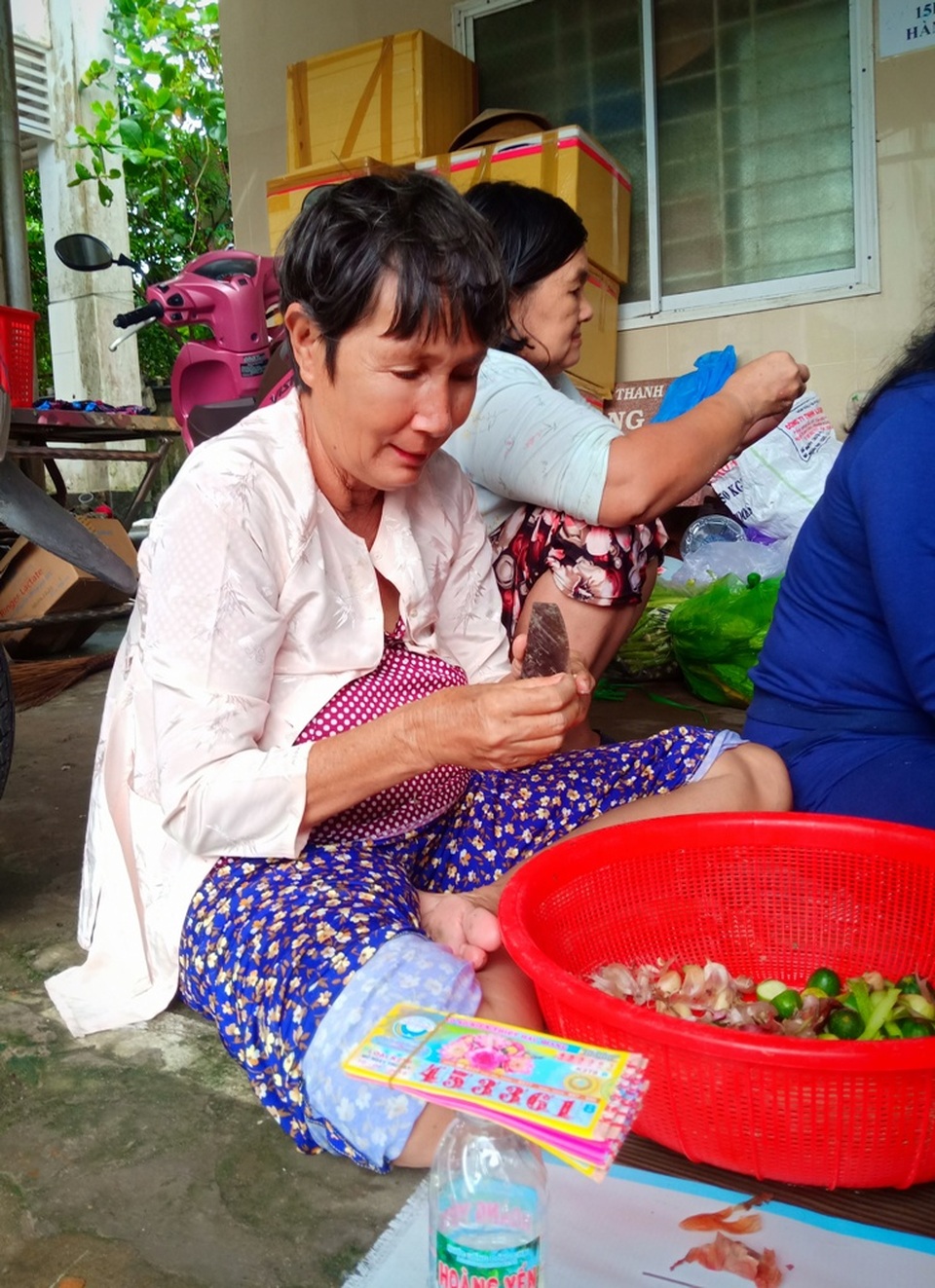 Vừa bán vé số vừa “thổi lửa” nấu cơm cho người dân chạy lũ - 2 Vừa bán vé số vừa “thổi lửa” nấu cơm cho người dân chạy lũ - 2