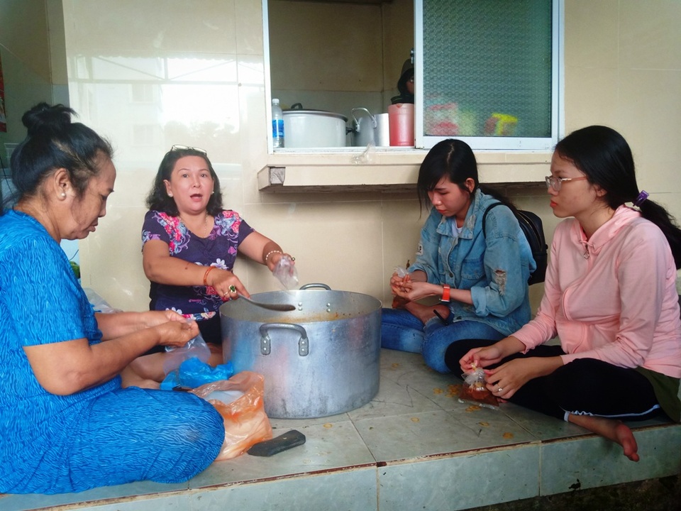 Vừa bán vé số vừa “thổi lửa” nấu cơm cho người dân chạy lũ - 1 Vừa bán vé số vừa “thổi lửa” nấu cơm cho người dân chạy lũ - 1
