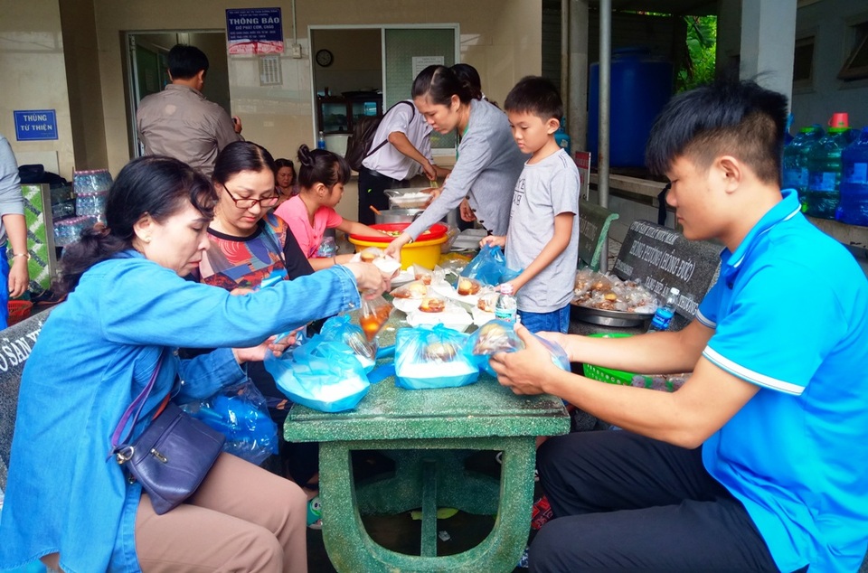 Vừa bán vé số vừa “thổi lửa” nấu cơm cho người dân chạy lũ - 4 Vừa bán vé số vừa “thổi lửa” nấu cơm cho người dân chạy lũ - 4