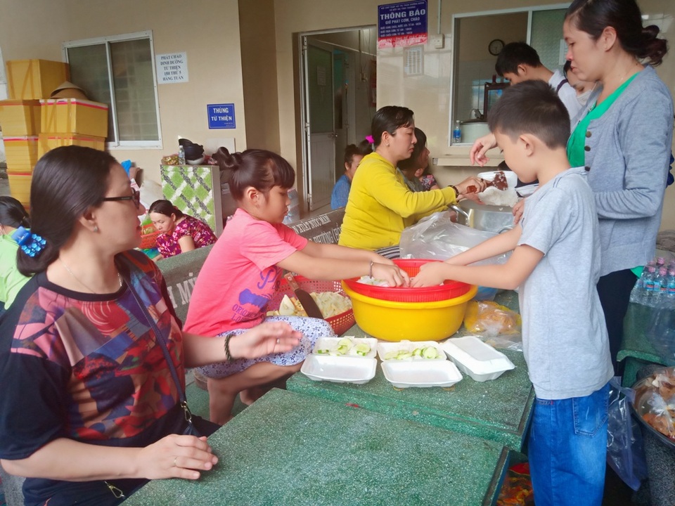 Vừa bán vé số vừa “thổi lửa” nấu cơm cho người dân chạy lũ - 3 Vừa bán vé số vừa “thổi lửa” nấu cơm cho người dân chạy lũ - 3