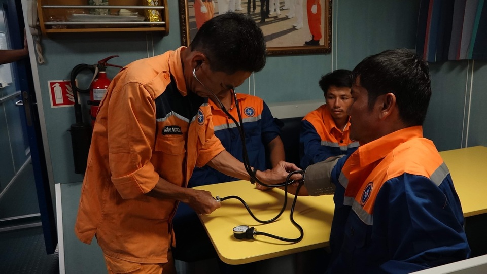 Cứu tàu cá cùng 6 ngư dân bị chìm ở gần Quần đảo Hoàng Sa - 2 Cứu tàu cá cùng 6 ngư dân bị chìm ở gần Quần đảo Hoàng Sa - 2