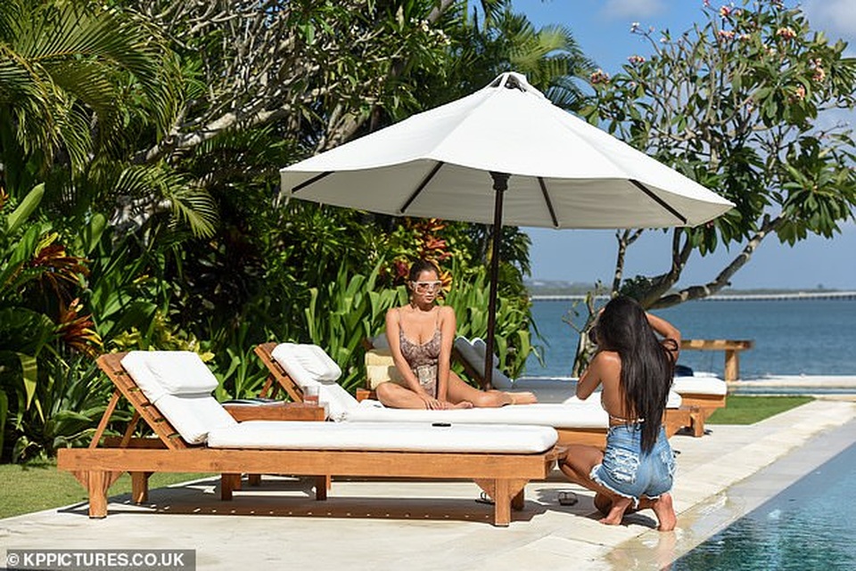 Demi Rose đẹp nuột nà bên bể bơi - 5