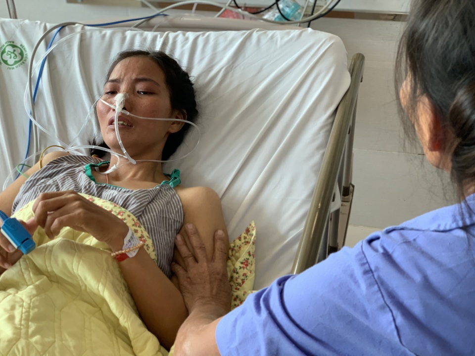 Người đàn bà lam lũ nhập viện khẩn cấp: Xin hãy cứu giúp cho em được về với con! - 2 Người đàn bà lam lũ nhập viện khẩn cấp: Xin hãy cứu giúp cho em được về với con! - 2