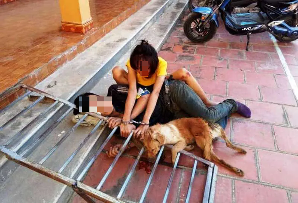 Đôi nam nữ trộm chó bị người dân bắt giao cho công an - 1 Đôi nam nữ trộm chó bị người dân bắt giao cho công an - 1