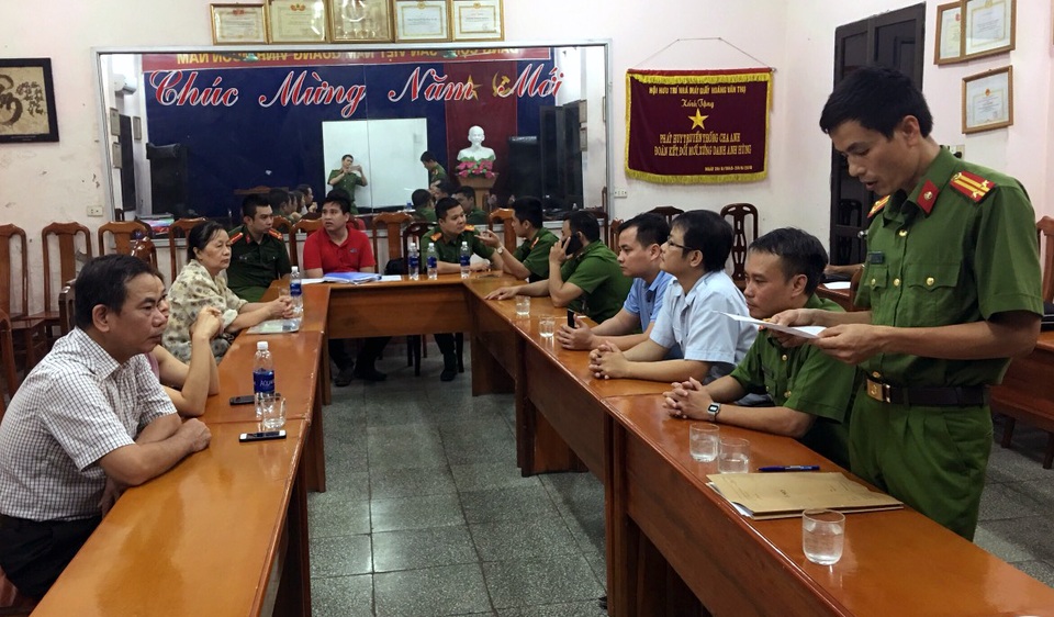 Bắt quả tang công ty giấy xả thải không qua xử lý ra thẳng sông Cầu - 2 Bắt quả tang công ty giấy xả thải không qua xử lý ra thẳng sông Cầu - 2
