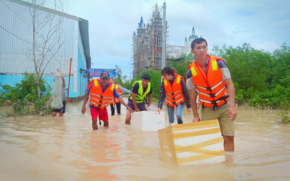 Nhìn lại 10 ngày đảo ngọc Phú Quốc quay cuồng trong trận lũ lụt chưa từng có - 18 Nhìn lại 10 ngày đảo ngọc Phú Quốc quay cuồng trong trận lũ lụt chưa từng có - 18