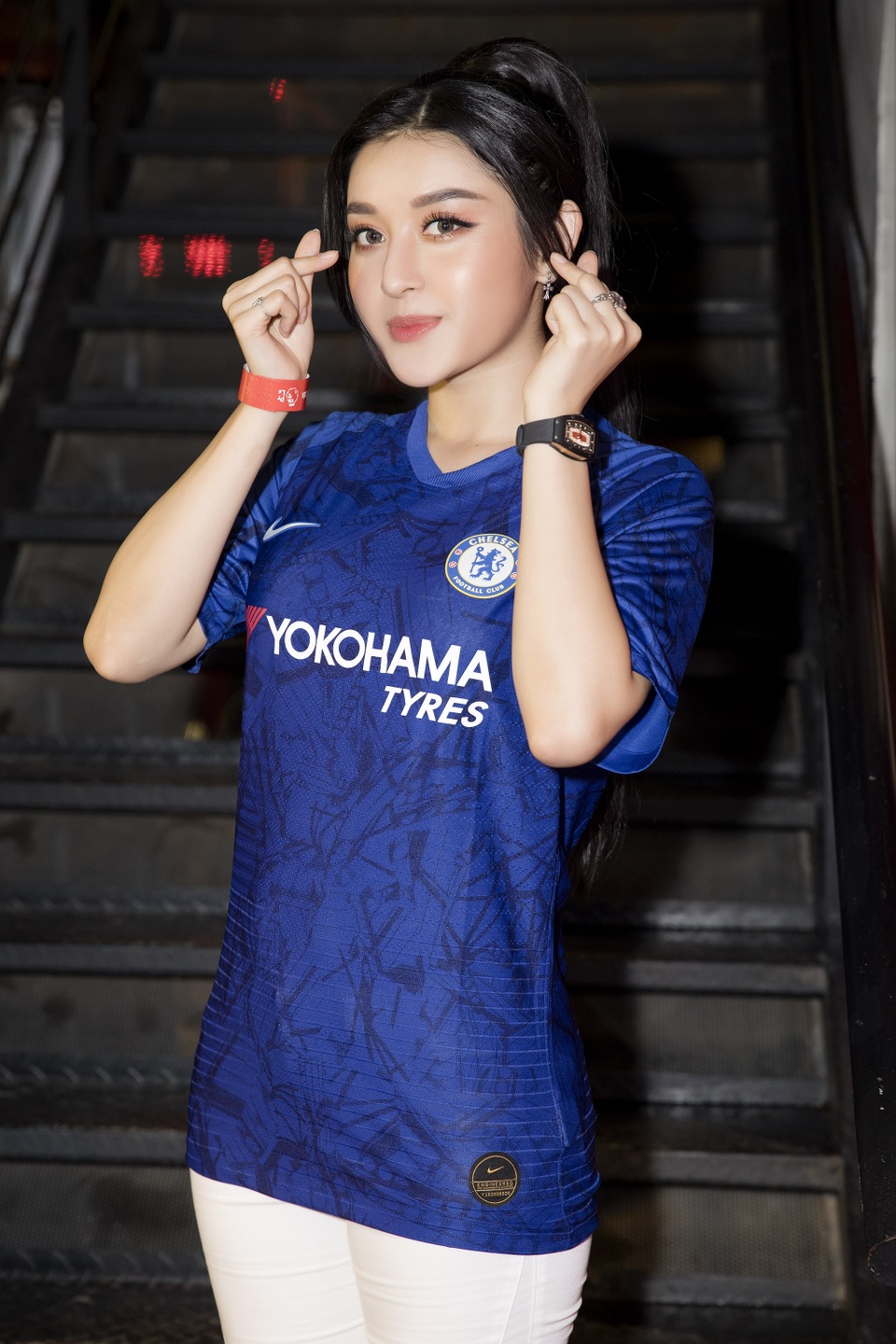 Huyền My rủ rê mẹ cổ vũ Chelsea cùng dàn sao nam đình đám - 5 Huyền My rủ rê mẹ cổ vũ Chelsea cùng dàn sao nam đình đám - 5