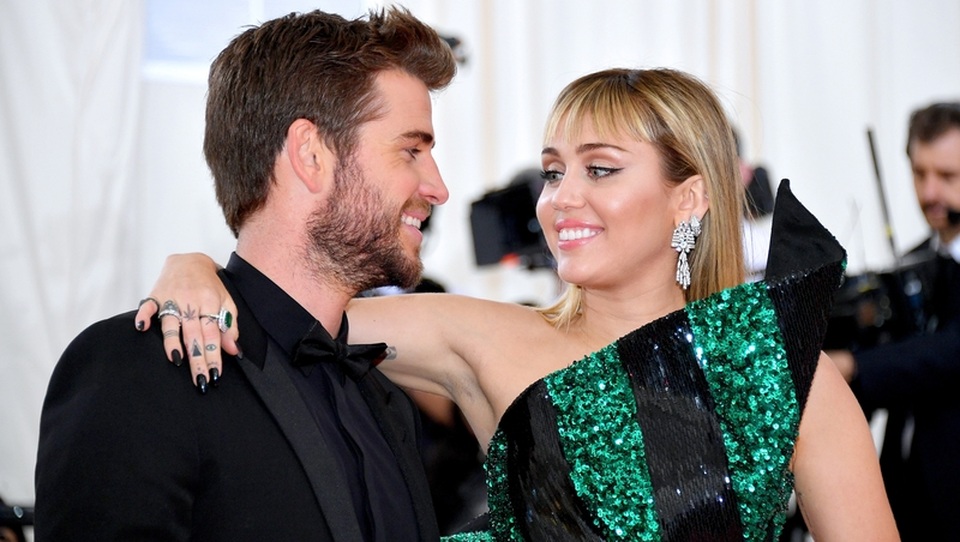 Miley Cyrus chính thức lên tiếng trước tin đồn ly hôn gây sốc - 2 Miley Cyrus chính thức lên tiếng trước tin đồn ly hôn gây sốc - 2