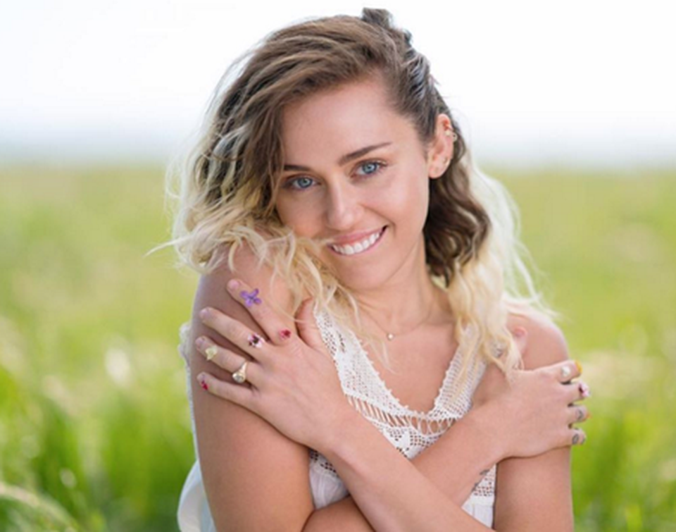 Nuối tiếc hành trình 10 năm yêu nhau của Miley Cyrus và Liam Hemsworth - 9 Nuối tiếc hành trình 10 năm yêu nhau của Miley Cyrus và Liam Hemsworth - 9