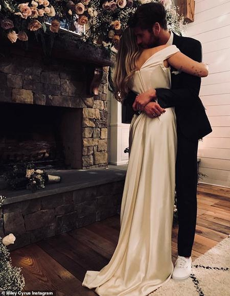 Nuối tiếc hành trình 10 năm yêu nhau của Miley Cyrus và Liam Hemsworth - 10 Nuối tiếc hành trình 10 năm yêu nhau của Miley Cyrus và Liam Hemsworth - 10
