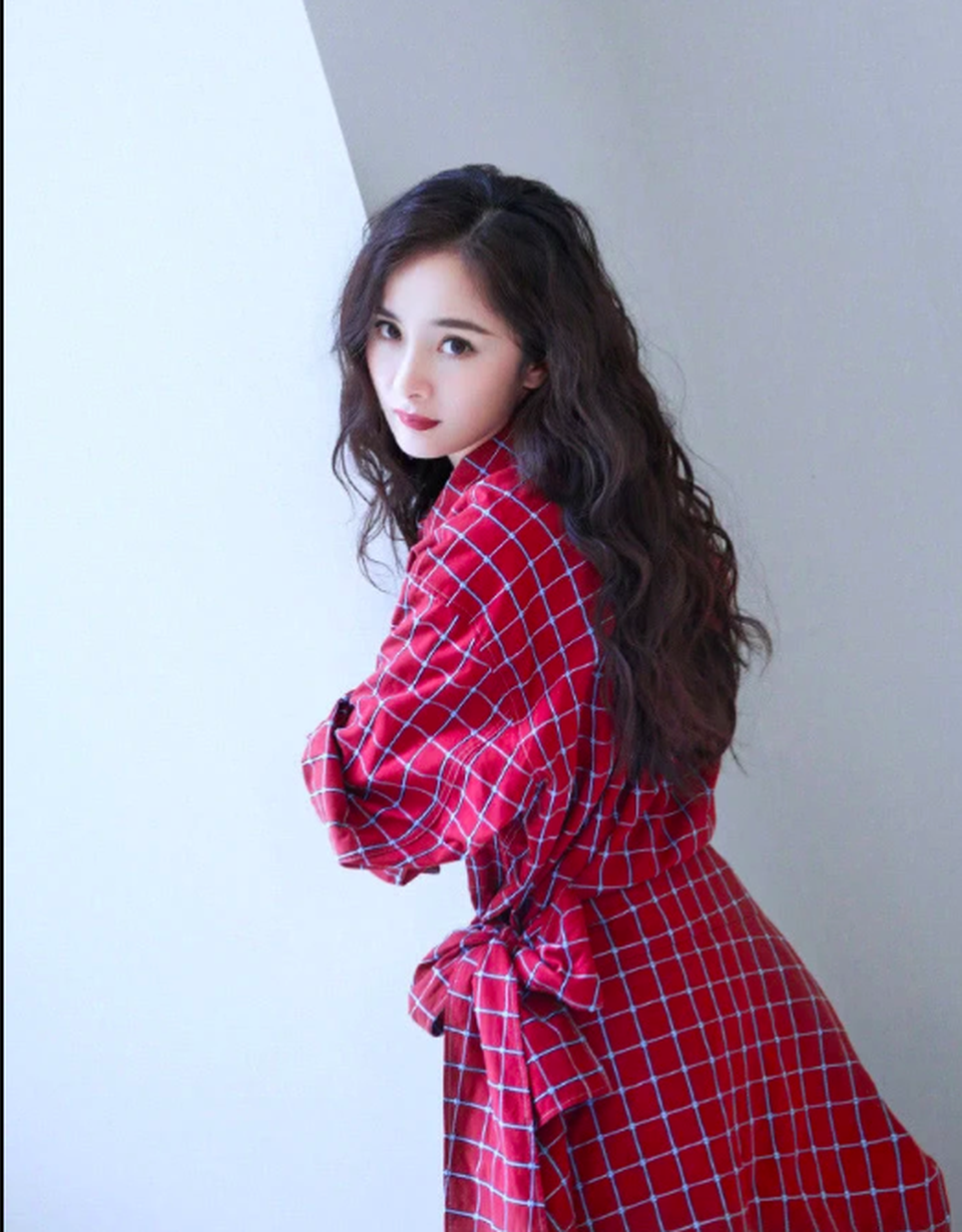 Dương Mịch tung ảnh xinh đẹp “không góc chết” sau tin đồn hò hẹn với “đàn em” - 9 Dương Mịch tung ảnh xinh đẹp “không góc chết” sau tin đồn hò hẹn với “đàn em” - 9