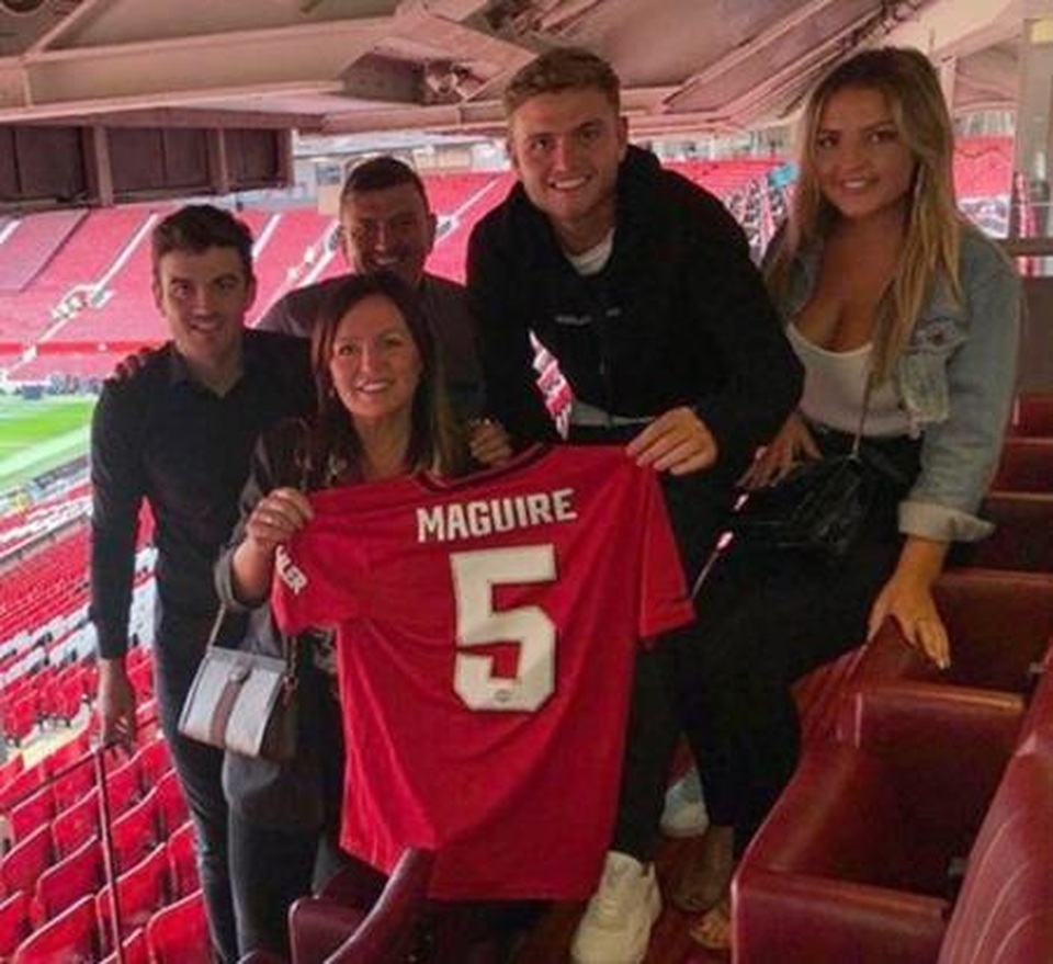 Vị hôn thê xinh đẹp của Maguire “tỏa sáng” trong ngày MU đại thắng Chelsea - 2 Vị hôn thê xinh đẹp của Maguire “tỏa sáng” trong ngày MU đại thắng Chelsea - 2