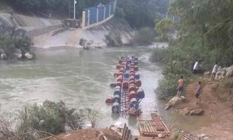 Lật bè làm nhiều người rơi xuống sông, 3 người mất tích - 1 Lật bè làm nhiều người rơi xuống sông, 3 người mất tích - 1