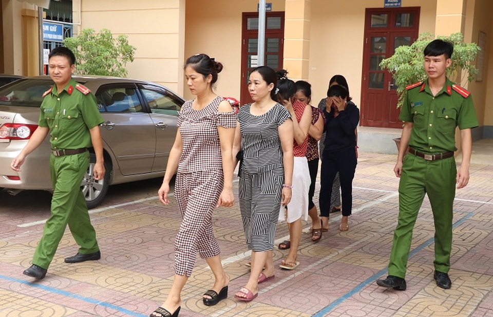 Triệt phá đường dây lô đề “quý bà” chuyên giao dịch qua mạng xã hội - 1 Triệt phá đường dây lô đề “quý bà” chuyên giao dịch qua mạng xã hội - 1